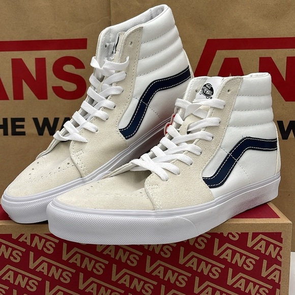Vans WMNS Sk8-Hi (Classic Sport) Dress Blue
VN0A32QG9YG
White High-Top Sneakers - Picture 3 of 16